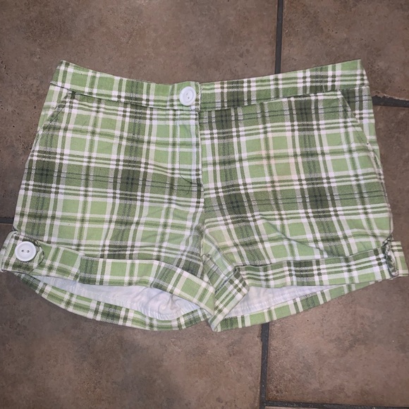 Green hint plad shorts - Picture 2 of 3